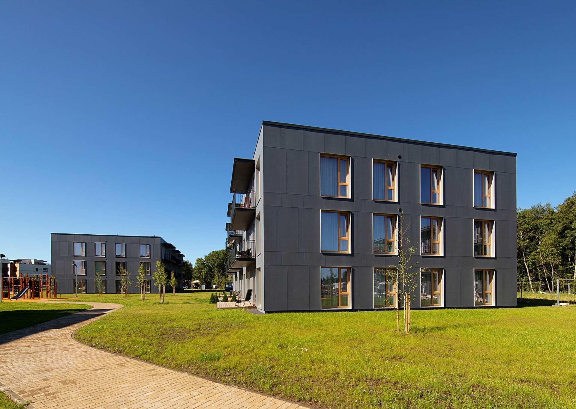 Kesk-Peetri — apartment volumes seen across the lawn, photo by Triple Net Capital