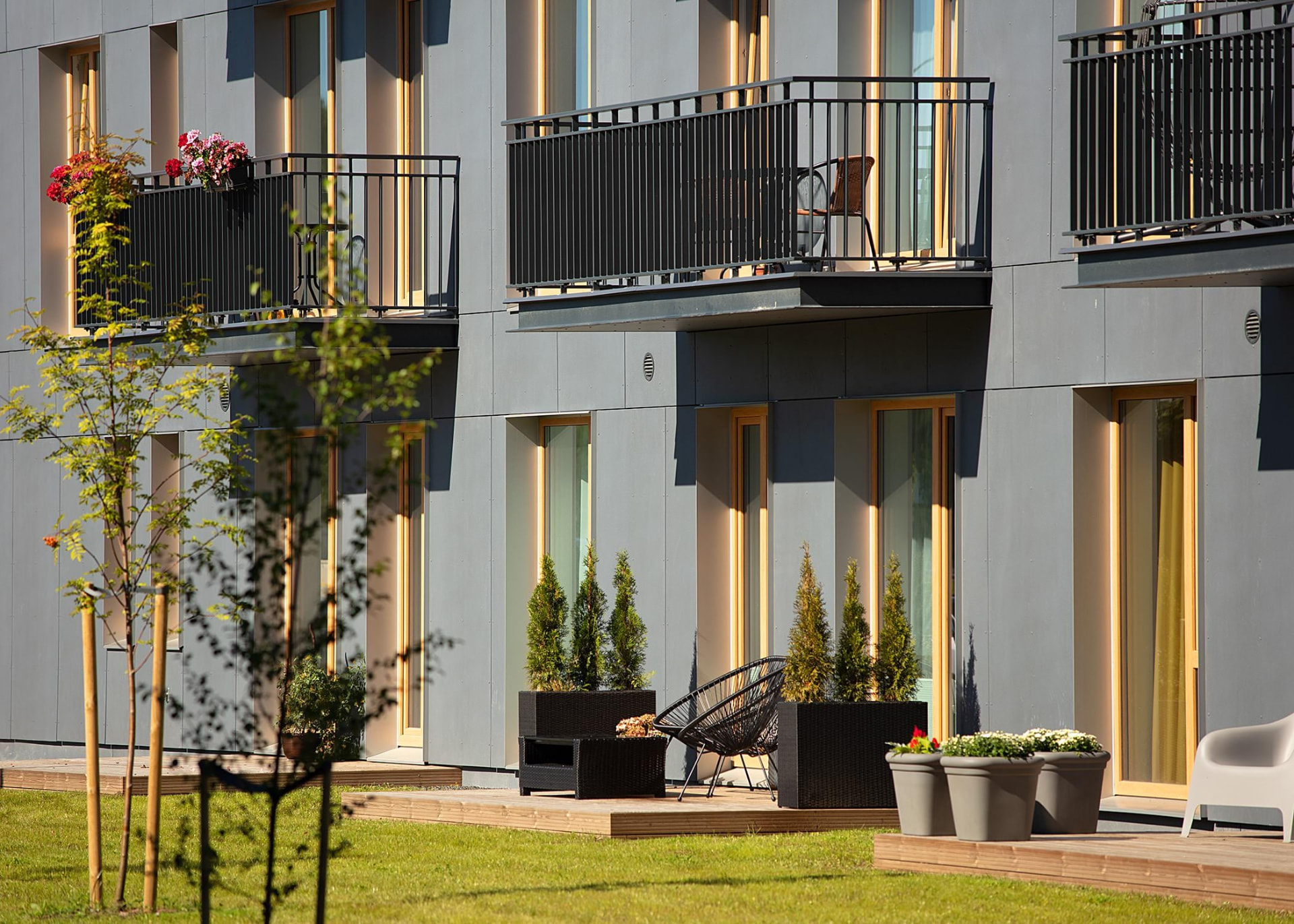 Kesk-Peetri — ground floor terraces along the facade, photo by Triple Net Capital