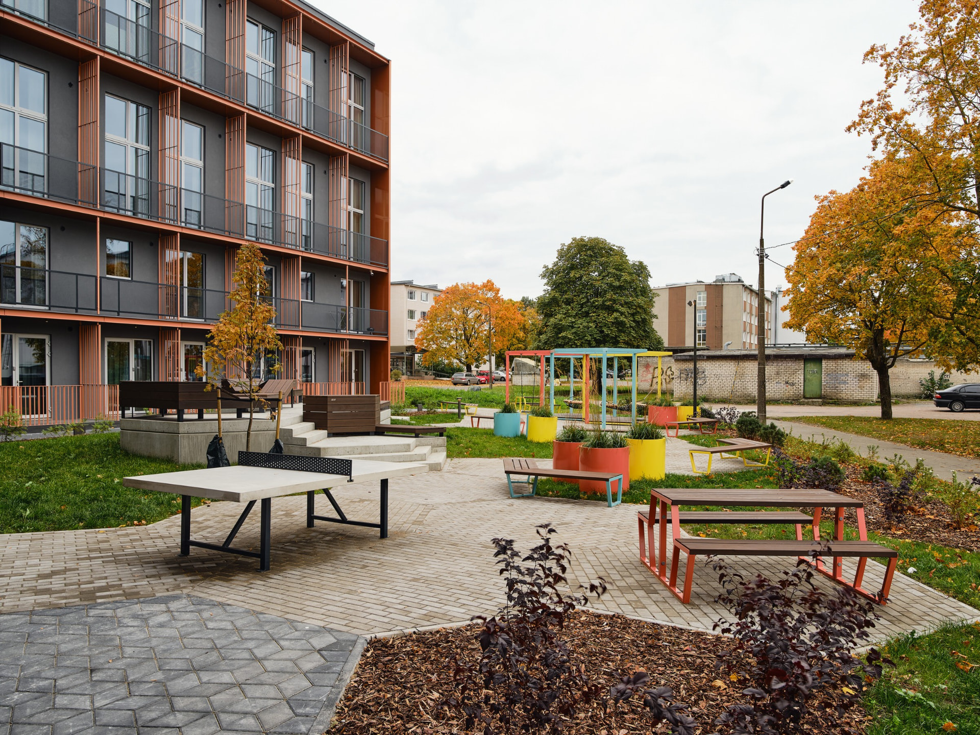 Akadeemia tee 32b Hostel — courtyard with communal furniture