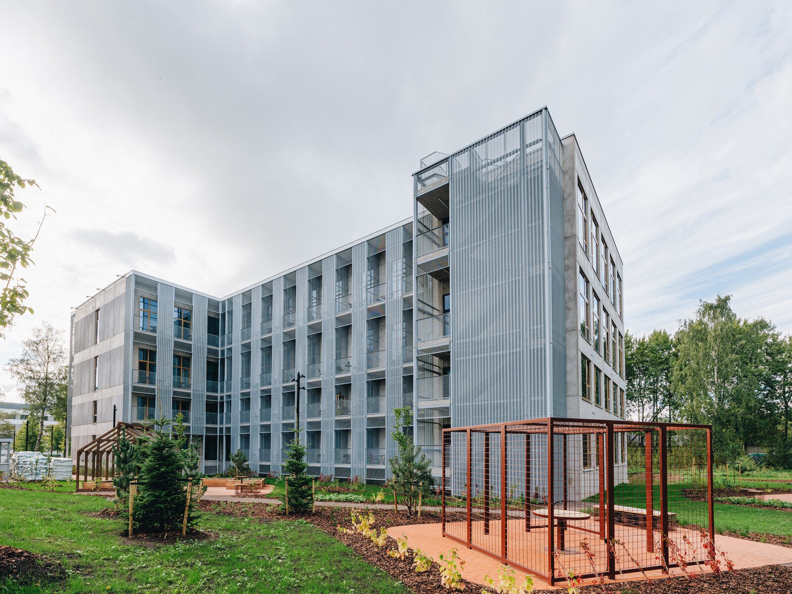 Sume House, Tallinn — angled view of the building volume and garden, photo by Tõnu Tunnel