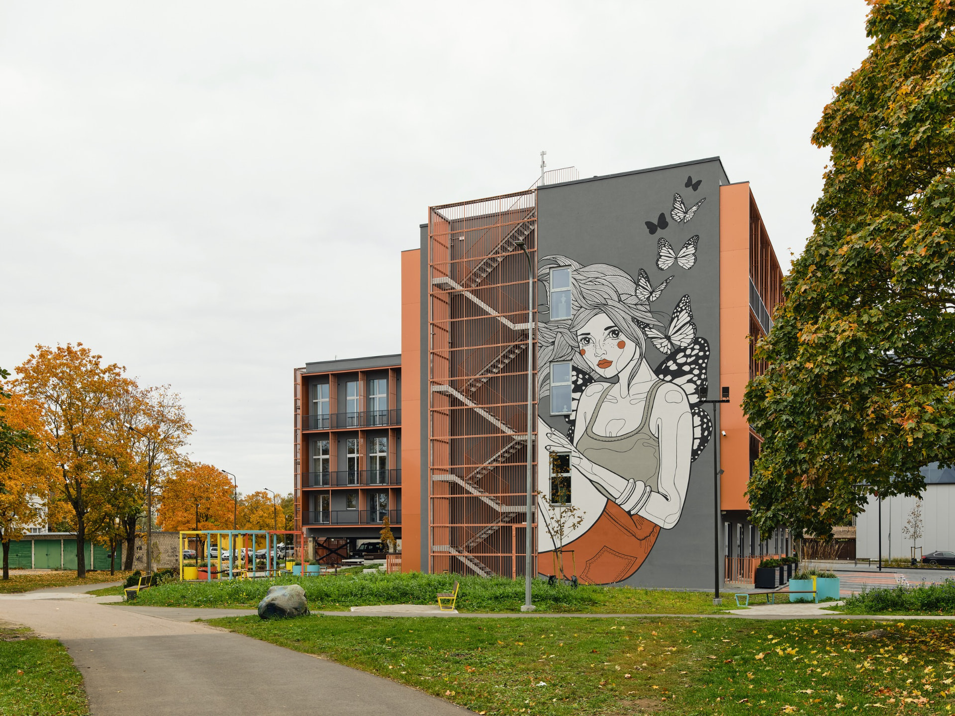 Akadeemia tee 32b Hostel — gable mural from the park