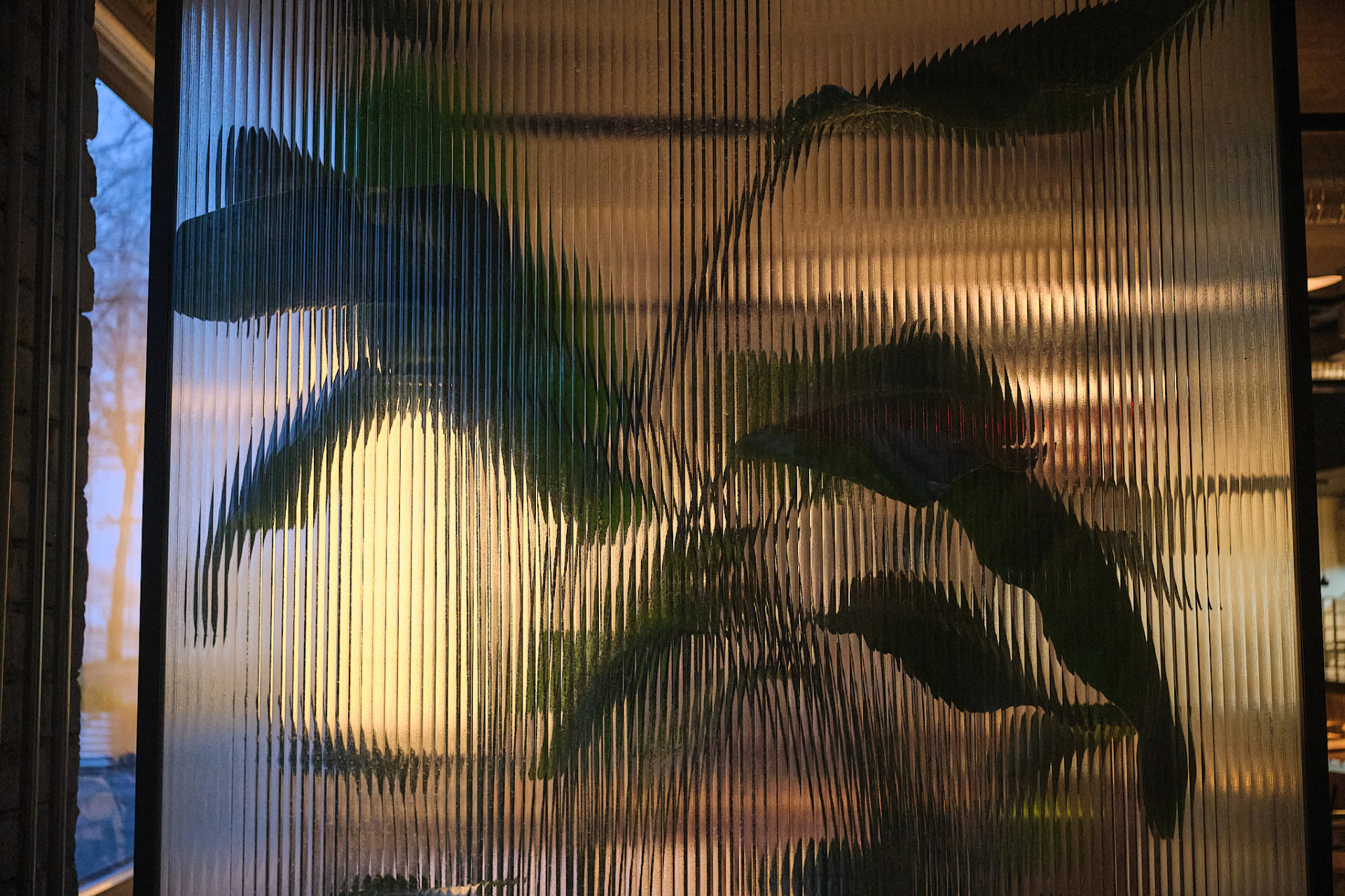 Restaurant Sumi — fluted glass partition with plants, photo by Kevin Loigu