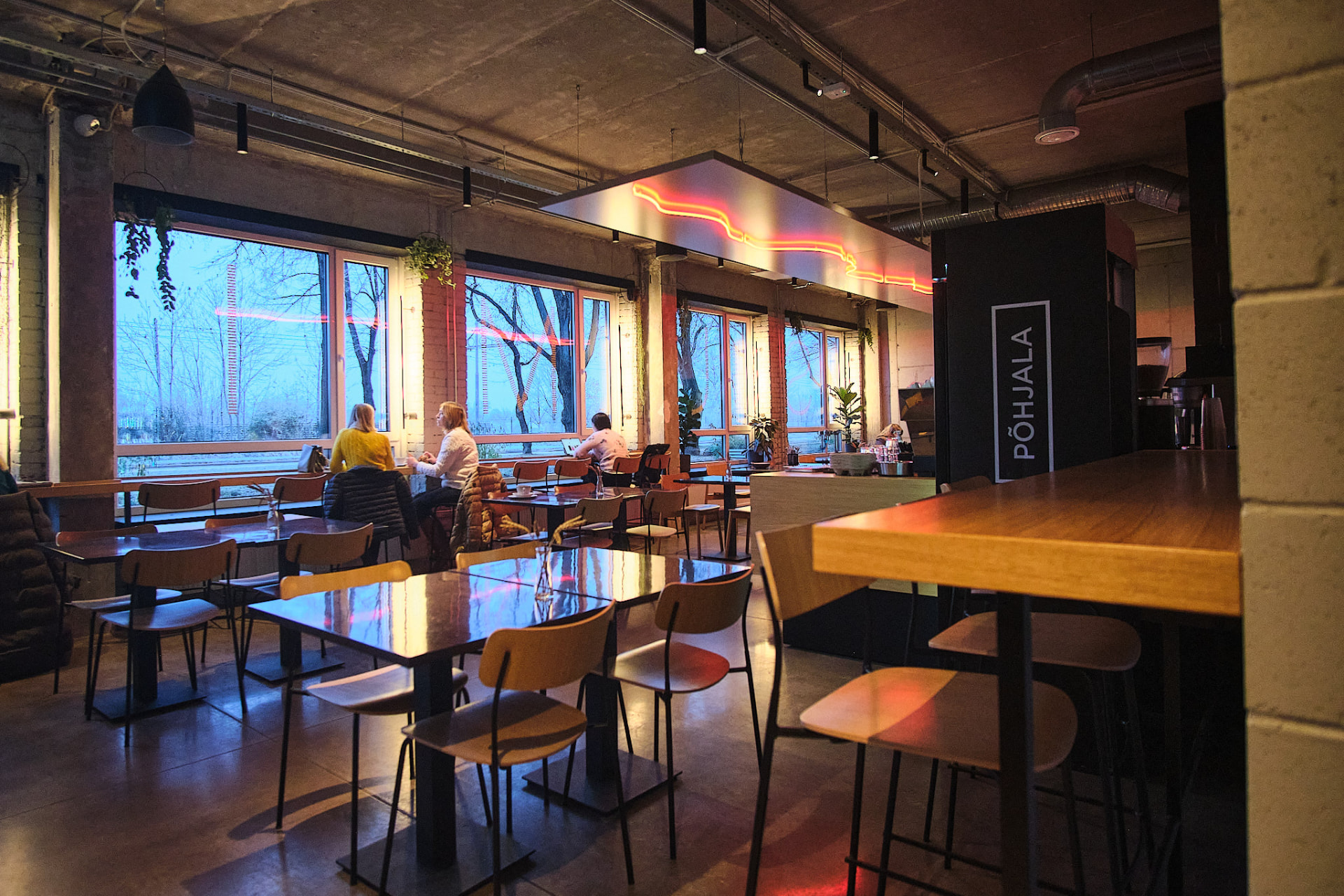 Restaurant Sumi — dining area towards the Põhjala counter, photo by Kevin Loigu